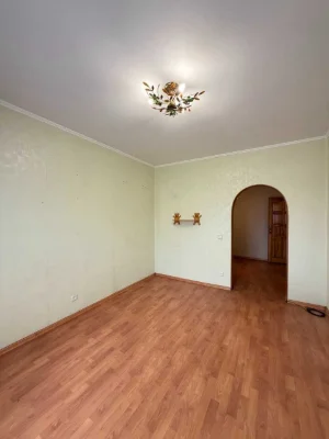 Продається простора житлова квартира. Січеславська 41.