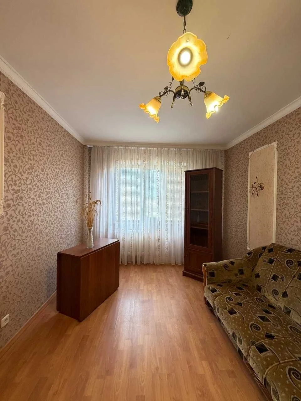 Продається простора житлова квартира. Січеславська 41.
