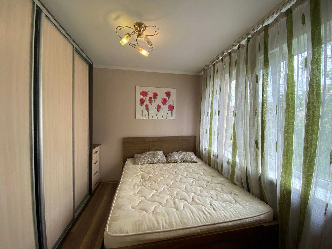 Selling 4-room apartment on Свято-Николаевская Street. Panorama