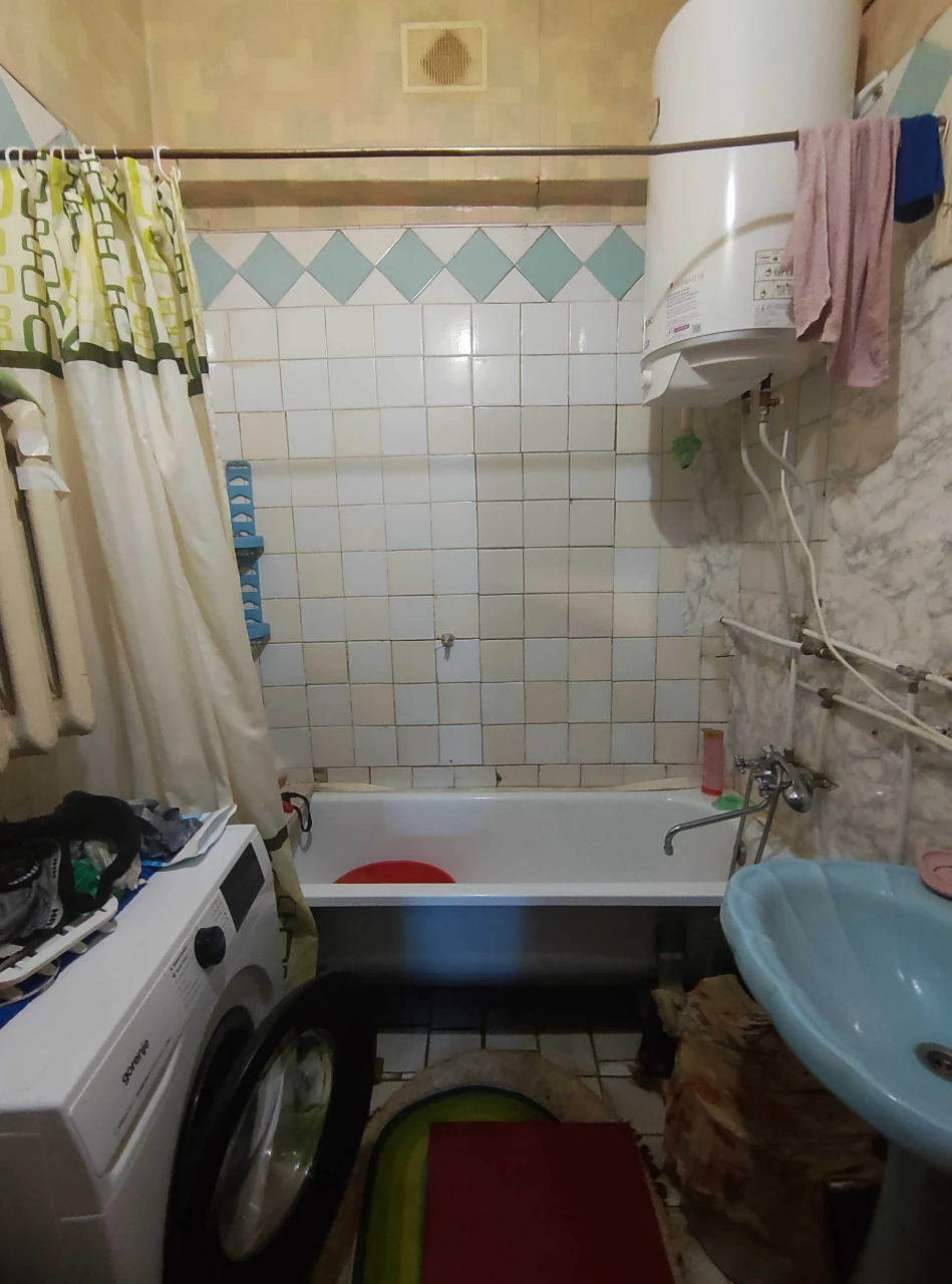 Sale of a 3-room "Stalinka" apartment in Quarter 96