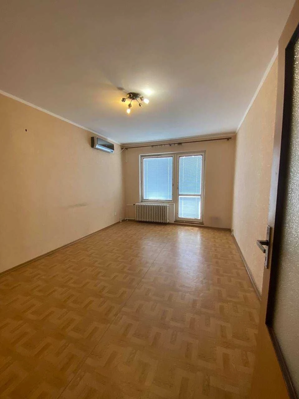 Продаётся двухкомнатная квартира на Макулане, Всебратское-2