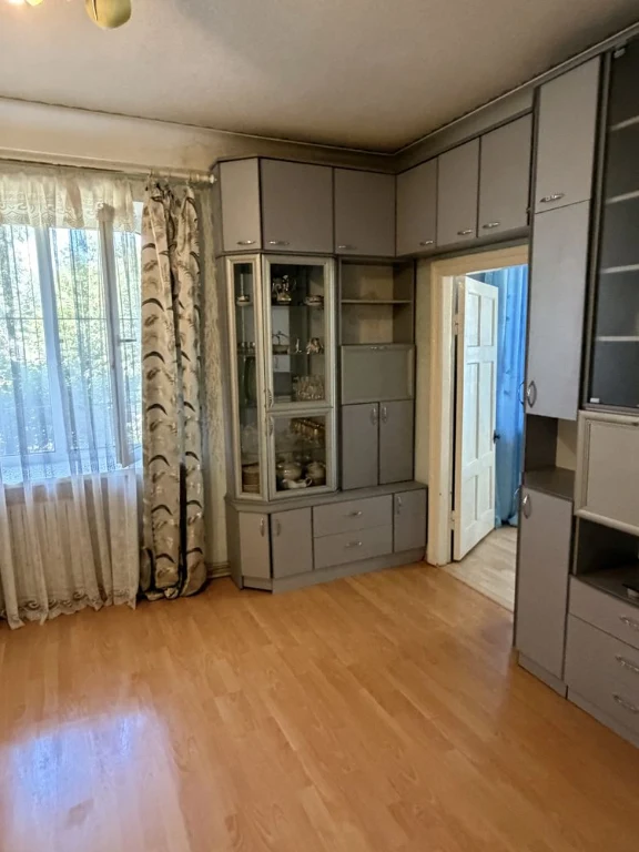 Продається 3-кімнатна квартира з автономним опаленням у Карачанах