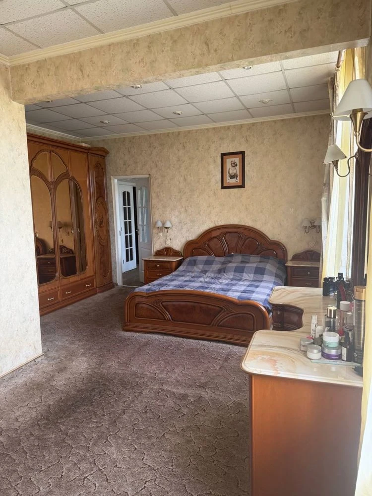 For Sale: 5-room apartment near Silpo