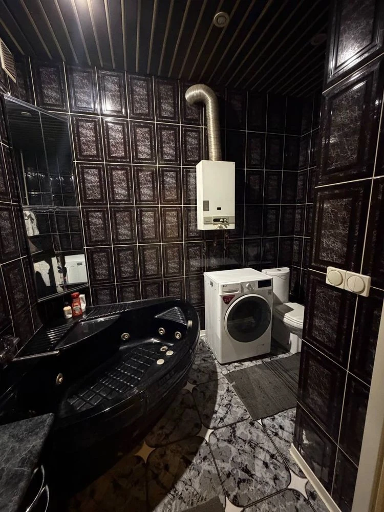 For Sale: 5-room apartment near Silpo