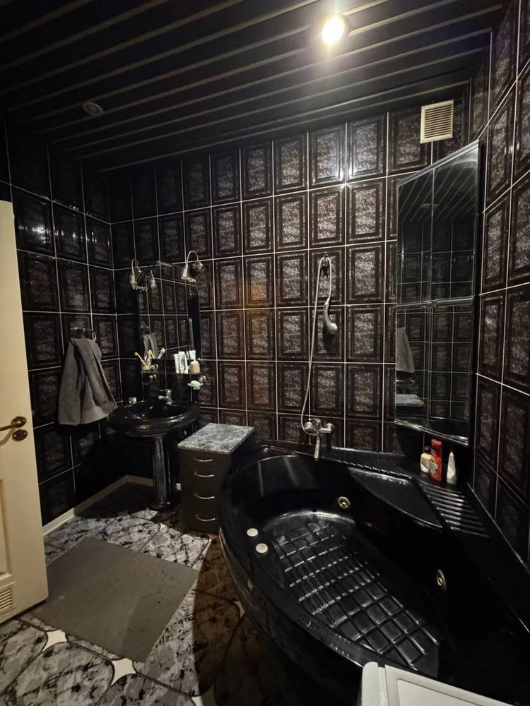 For Sale: 5-room apartment near Silpo
