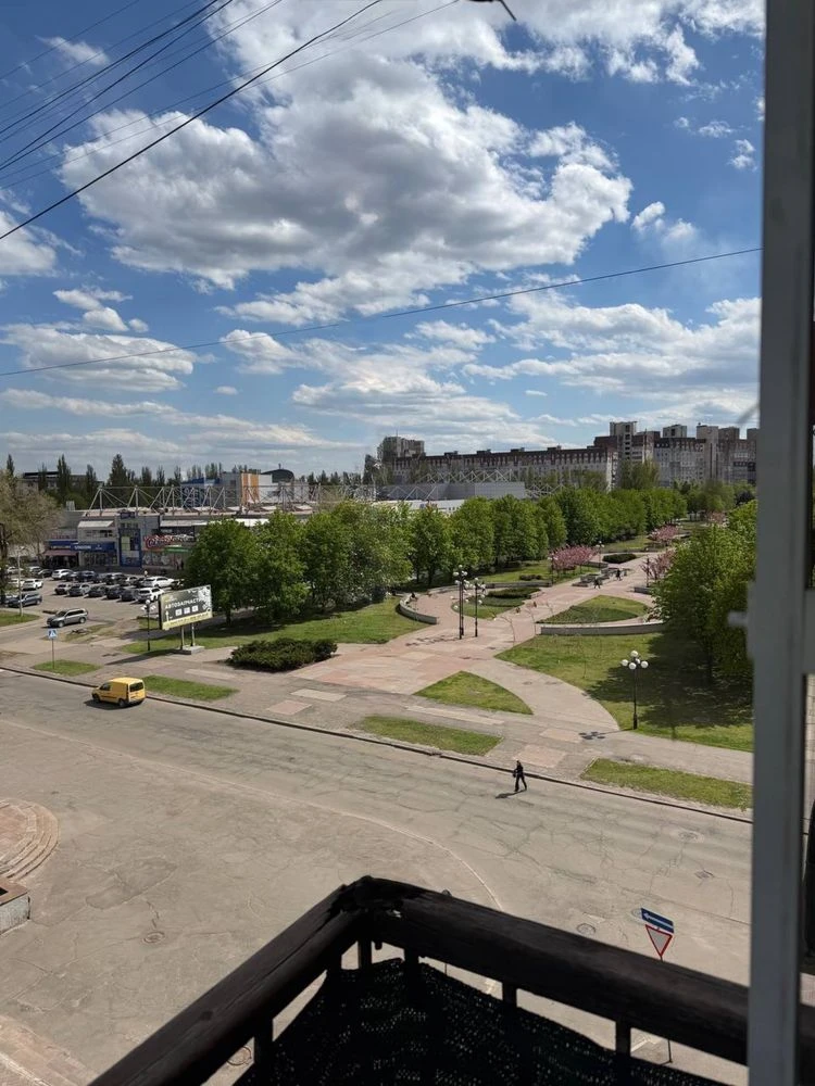 For Sale: 5-room apartment near Silpo