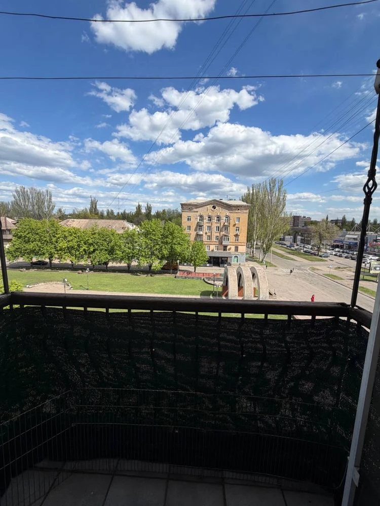 For Sale: 5-room apartment near Silpo