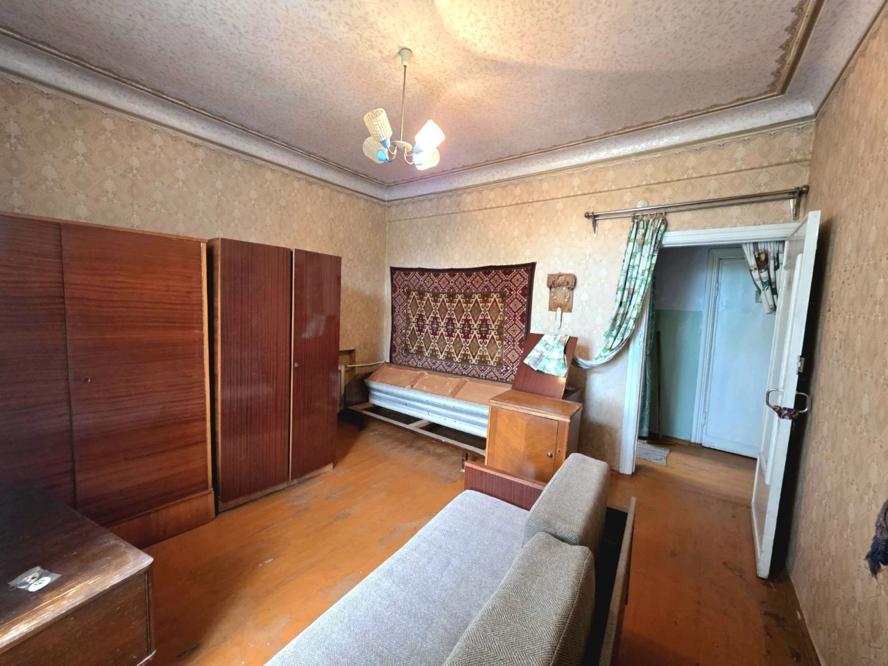 2-кімнатна "сталінська" квартира, вул. Добролюбова, 15, район ЮГОК