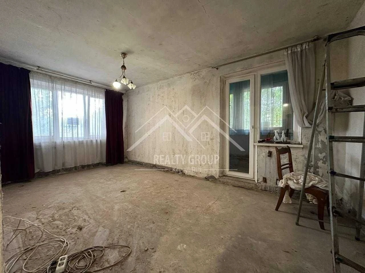 Продажа 2-комнатной квартиры под ремонт в Миро (95-й квартал)