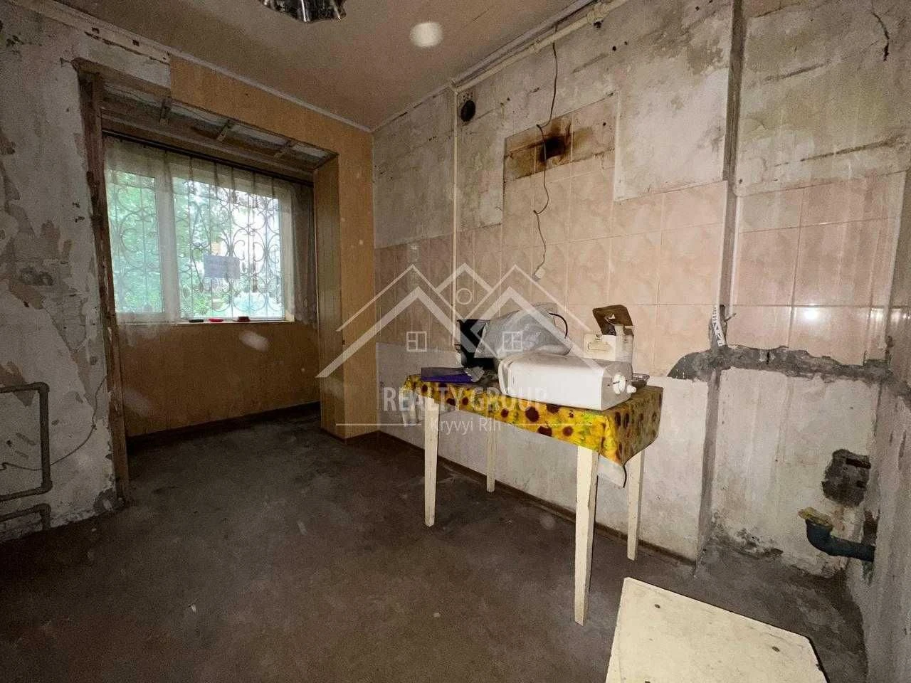 Продажа 2-комнатной квартиры под ремонт в Миро (95-й квартал)