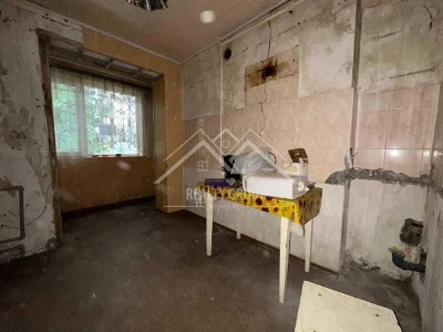 Продажа 2-комнатной квартиры под ремонт в Миро (95-й квартал)