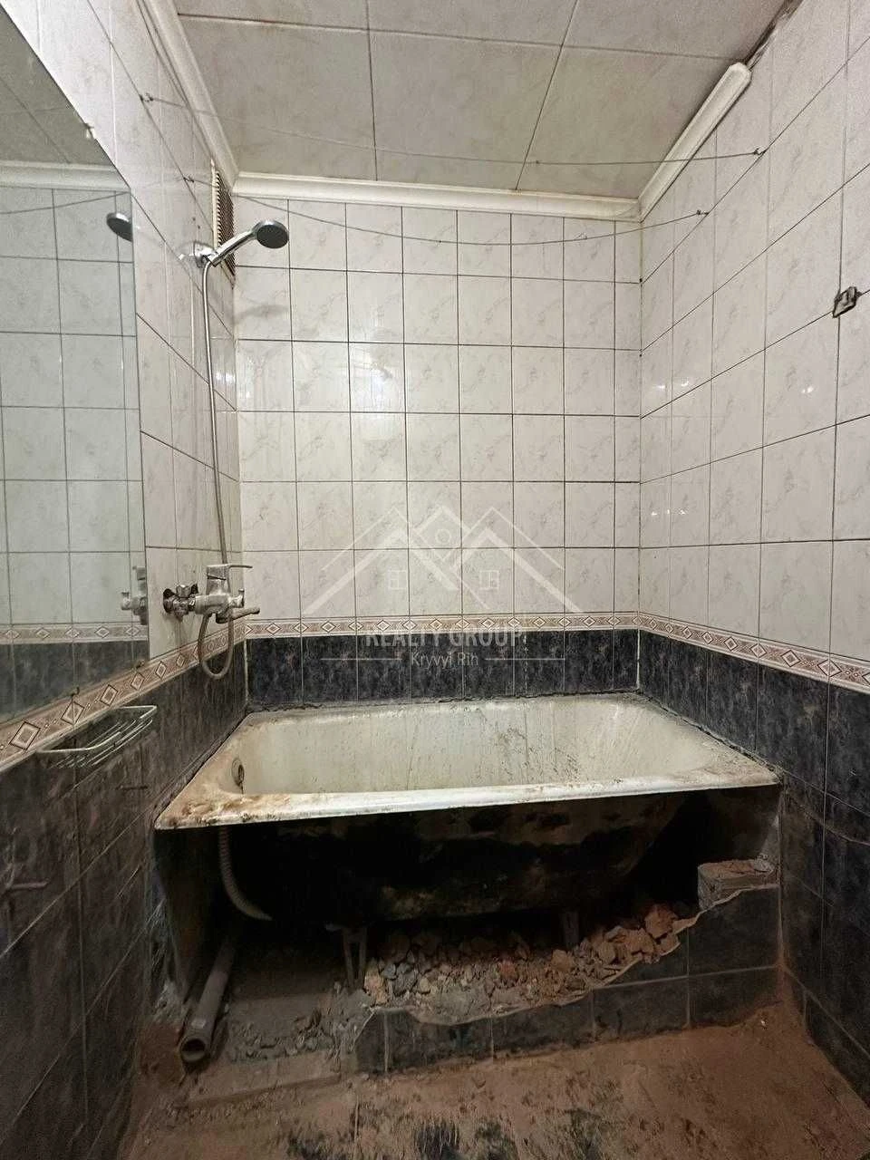 Продажа 2-комнатной квартиры под ремонт в Миро (95-й квартал)
