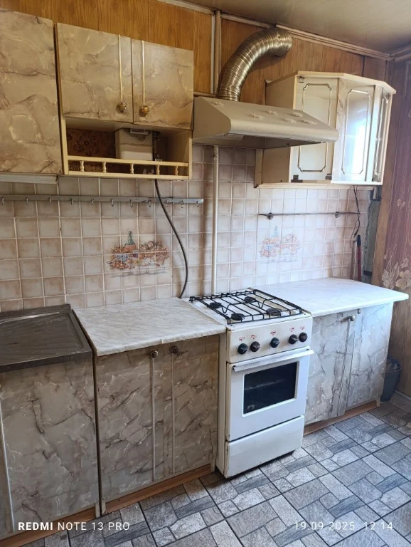 For sale 3-bedroom apartment on Zarechnoye, can be sold with a certificate