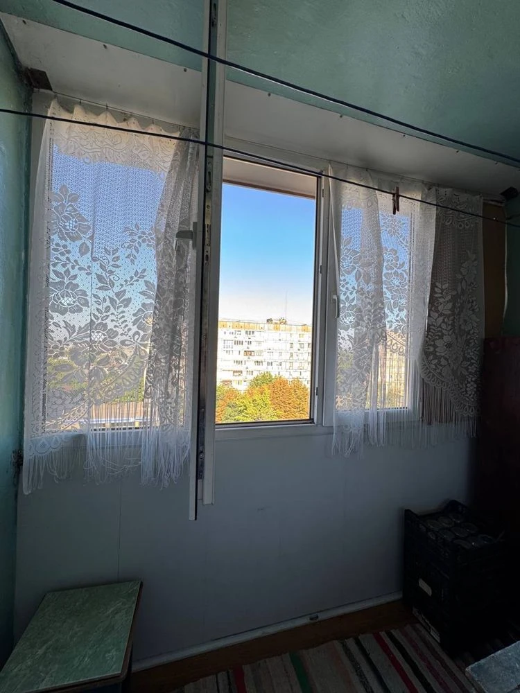 Киев, Гетьманская 74, продается светлая и чистая 2-комнатная квартира