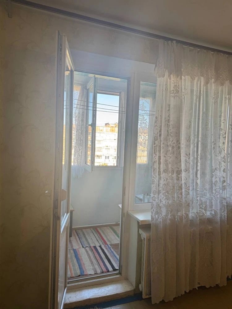 Киев, Гетьманская 74, продается светлая и чистая 2-комнатная квартира
