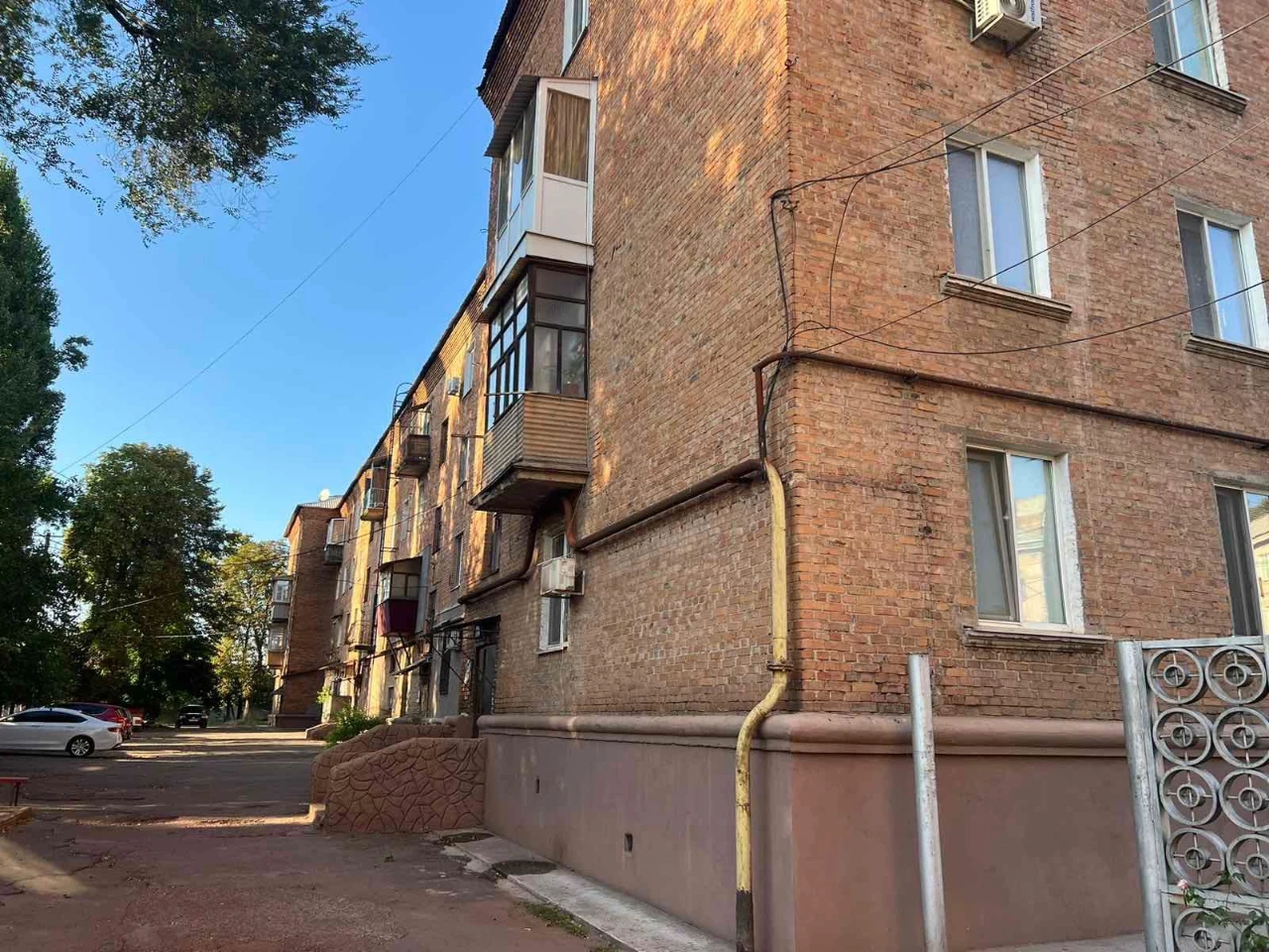 Продажа трехкомнатной квартиры+сарай
