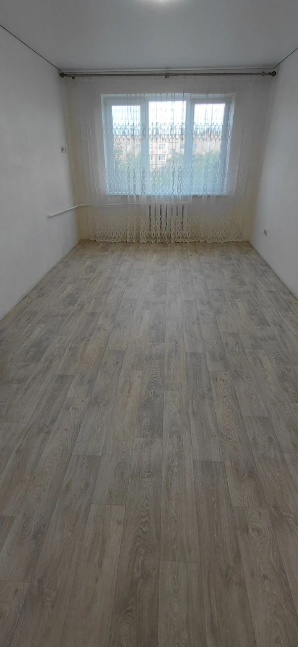Sale of a 3-room apartment, Ukraine, Spasivska Street (Spaska), 5/5, apartment in OSBB, roof in perfect condition, between panel seams made. Apartment for sale with a modern renovation in 2022. Floor-to-ceiling windows, 2 balconies, pipes, copper wiring (voltage stabilizers), suspended ceiling, vinyl flooring throughout the apartment, bathroom, kitchen with tile, underfloor heating, bathroom, toilet. New owners will remain furniture, appliances (induction hob, oven, refrigerator, washing machine, 100 liter boiler, air conditioner). Documents ready for sale, apartment without debts or problems. Working under the "RECOVERY" program. Apartment for sale in an area with developed infrastructure. Nearby: 2-ATB, shopping complex "Prospect", VARUS, Comfi, market "Yulienska", banks, pharmacies, clinic, 5-hospital, kindergarten, 21-school, playground, park, river, public transport stop in any direction. Additional information about public transport. Viewing at any convenient time for you. Serious buyers only, negotiable price.