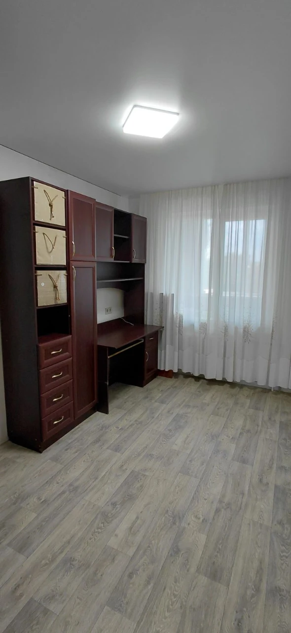 Sale of a 3-room apartment, Ukraine, Spasivska Street (Spaska), 5/5, apartment in OSBB, roof in perfect condition, between panel seams made. Apartment for sale with a modern renovation in 2022. Floor-to-ceiling windows, 2 balconies, pipes, copper wiring (voltage stabilizers), suspended ceiling, vinyl flooring throughout the apartment, bathroom, kitchen with tile, underfloor heating, bathroom, toilet. New owners will remain furniture, appliances (induction hob, oven, refrigerator, washing machine, 100 liter boiler, air conditioner). Documents ready for sale, apartment without debts or problems. Working under the "RECOVERY" program. Apartment for sale in an area with developed infrastructure. Nearby: 2-ATB, shopping complex "Prospect", VARUS, Comfi, market "Yulienska", banks, pharmacies, clinic, 5-hospital, kindergarten, 21-school, playground, park, river, public transport stop in any direction. Additional information about public transport. Viewing at any convenient time for you. Serious buyers only, negotiable price.