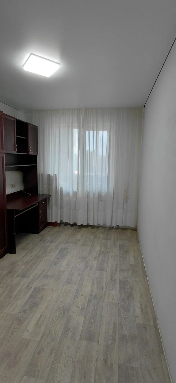 Sale of a 3-room apartment, Ukraine, Spasivska Street (Spaska), 5/5, apartment in OSBB, roof in perfect condition, between panel seams made. Apartment for sale with a modern renovation in 2022. Floor-to-ceiling windows, 2 balconies, pipes, copper wiring (voltage stabilizers), suspended ceiling, vinyl flooring throughout the apartment, bathroom, kitchen with tile, underfloor heating, bathroom, toilet. New owners will remain furniture, appliances (induction hob, oven, refrigerator, washing machine, 100 liter boiler, air conditioner). Documents ready for sale, apartment without debts or problems. Working under the "RECOVERY" program. Apartment for sale in an area with developed infrastructure. Nearby: 2-ATB, shopping complex "Prospect", VARUS, Comfi, market "Yulienska", banks, pharmacies, clinic, 5-hospital, kindergarten, 21-school, playground, park, river, public transport stop in any direction. Additional information about public transport. Viewing at any convenient time for you. Serious buyers only, negotiable price.