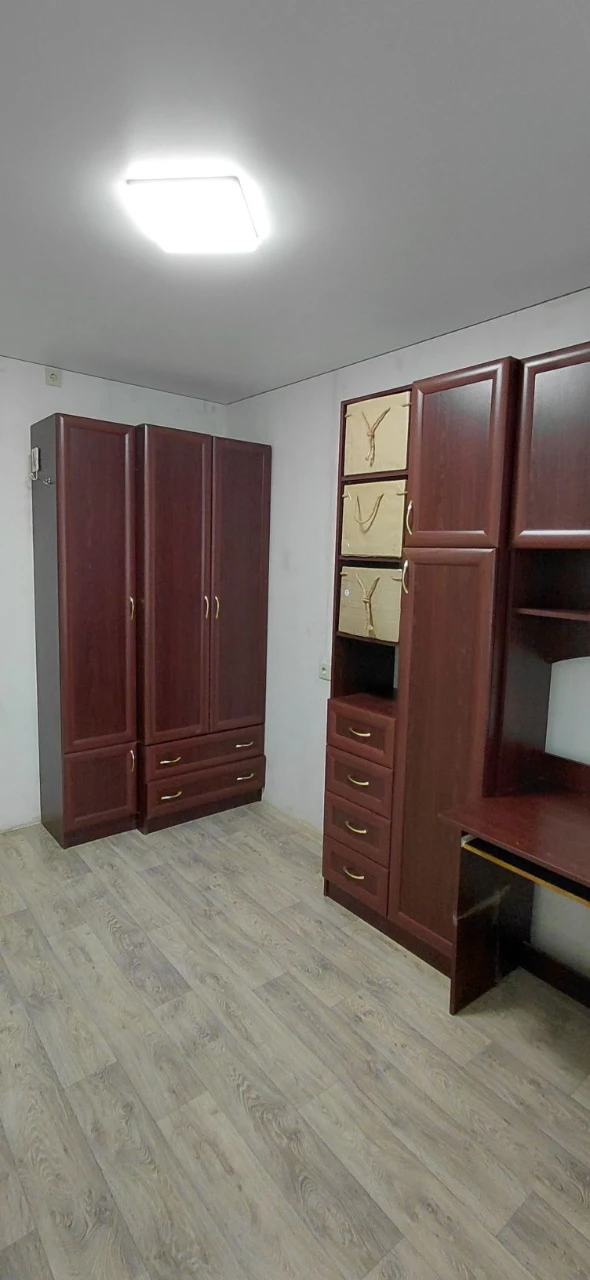 Sale of a 3-room apartment, Ukraine, Spasivska Street (Spaska), 5/5, apartment in OSBB, roof in perfect condition, between panel seams made. Apartment for sale with a modern renovation in 2022. Floor-to-ceiling windows, 2 balconies, pipes, copper wiring (voltage stabilizers), suspended ceiling, vinyl flooring throughout the apartment, bathroom, kitchen with tile, underfloor heating, bathroom, toilet. New owners will remain furniture, appliances (induction hob, oven, refrigerator, washing machine, 100 liter boiler, air conditioner). Documents ready for sale, apartment without debts or problems. Working under the "RECOVERY" program. Apartment for sale in an area with developed infrastructure. Nearby: 2-ATB, shopping complex "Prospect", VARUS, Comfi, market "Yulienska", banks, pharmacies, clinic, 5-hospital, kindergarten, 21-school, playground, park, river, public transport stop in any direction. Additional information about public transport. Viewing at any convenient time for you. Serious buyers only, negotiable price.