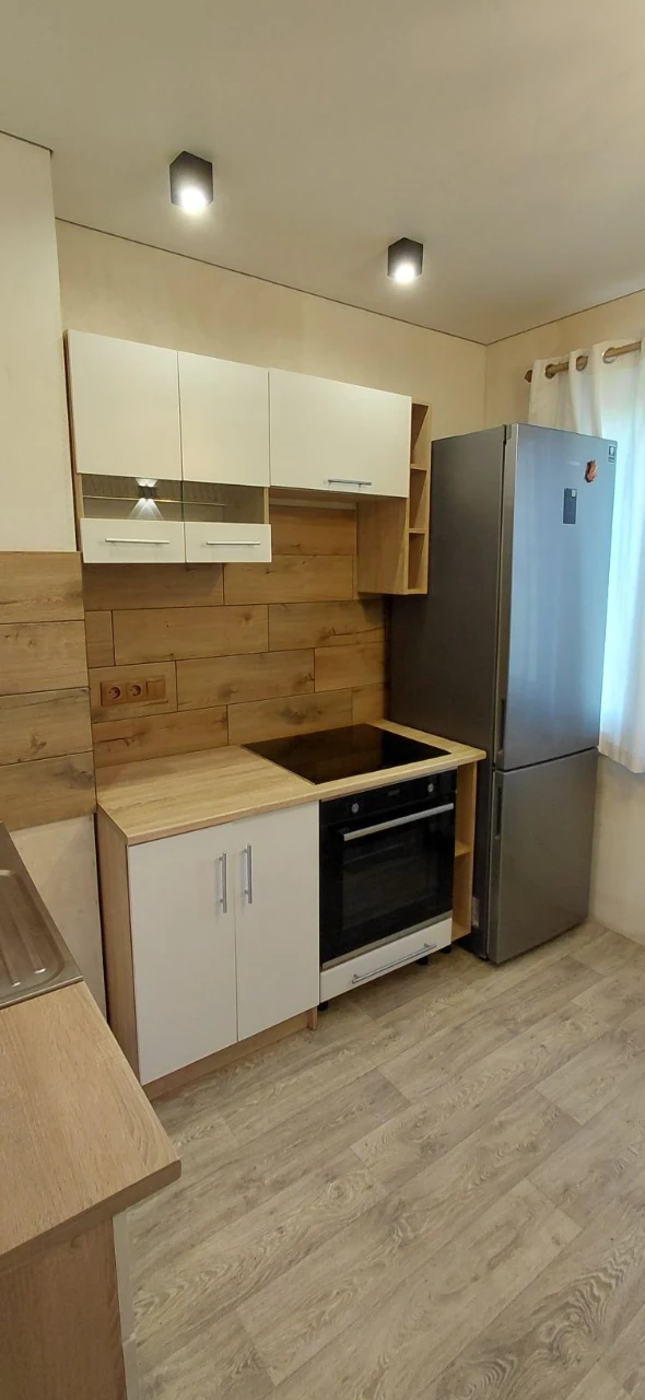 Sale of a 3-room apartment, Ukraine, Spasivska Street (Spaska), 5/5, apartment in OSBB, roof in perfect condition, between panel seams made. Apartment for sale with a modern renovation in 2022. Floor-to-ceiling windows, 2 balconies, pipes, copper wiring (voltage stabilizers), suspended ceiling, vinyl flooring throughout the apartment, bathroom, kitchen with tile, underfloor heating, bathroom, toilet. New owners will remain furniture, appliances (induction hob, oven, refrigerator, washing machine, 100 liter boiler, air conditioner). Documents ready for sale, apartment without debts or problems. Working under the "RECOVERY" program. Apartment for sale in an area with developed infrastructure. Nearby: 2-ATB, shopping complex "Prospect", VARUS, Comfi, market "Yulienska", banks, pharmacies, clinic, 5-hospital, kindergarten, 21-school, playground, park, river, public transport stop in any direction. Additional information about public transport. Viewing at any convenient time for you. Serious buyers only, negotiable price.