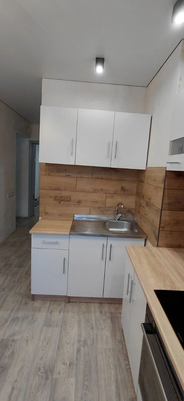 Sale of a 3-room apartment, Ukraine, Spasivska Street (Spaska), 5/5, apartment in OSBB, roof in perfect condition, between panel seams made. Apartment for sale with a modern renovation in 2022. Floor-to-ceiling windows, 2 balconies, pipes, copper wiring (voltage stabilizers), suspended ceiling, vinyl flooring throughout the apartment, bathroom, kitchen with tile, underfloor heating, bathroom, toilet. New owners will remain furniture, appliances (induction hob, oven, refrigerator, washing machine, 100 liter boiler, air conditioner). Documents ready for sale, apartment without debts or problems. Working under the "RECOVERY" program. Apartment for sale in an area with developed infrastructure. Nearby: 2-ATB, shopping complex "Prospect", VARUS, Comfi, market "Yulienska", banks, pharmacies, clinic, 5-hospital, kindergarten, 21-school, playground, park, river, public transport stop in any direction. Additional information about public transport. Viewing at any convenient time for you. Serious buyers only, negotiable price.
