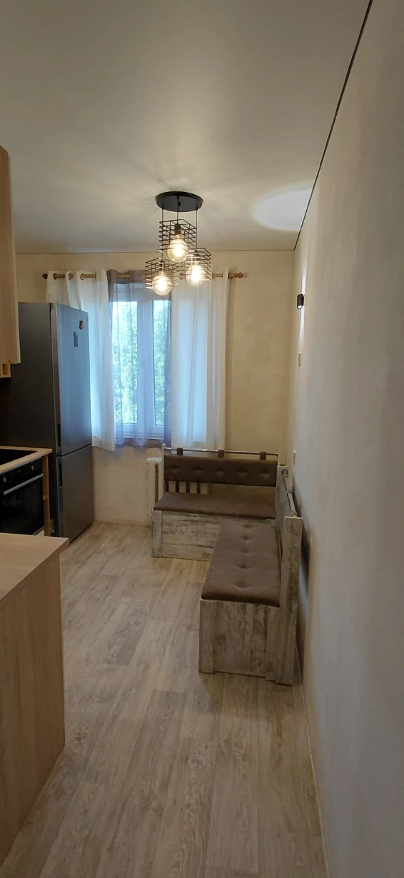 Sale of a 3-room apartment, Ukraine, Spasivska Street (Spaska), 5/5, apartment in OSBB, roof in perfect condition, between panel seams made. Apartment for sale with a modern renovation in 2022. Floor-to-ceiling windows, 2 balconies, pipes, copper wiring (voltage stabilizers), suspended ceiling, vinyl flooring throughout the apartment, bathroom, kitchen with tile, underfloor heating, bathroom, toilet. New owners will remain furniture, appliances (induction hob, oven, refrigerator, washing machine, 100 liter boiler, air conditioner). Documents ready for sale, apartment without debts or problems. Working under the "RECOVERY" program. Apartment for sale in an area with developed infrastructure. Nearby: 2-ATB, shopping complex "Prospect", VARUS, Comfi, market "Yulienska", banks, pharmacies, clinic, 5-hospital, kindergarten, 21-school, playground, park, river, public transport stop in any direction. Additional information about public transport. Viewing at any convenient time for you. Serious buyers only, negotiable price.