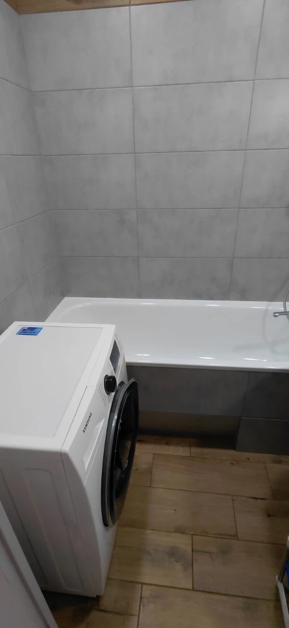 Sale of a 3-room apartment, Ukraine, Spasivska Street (Spaska), 5/5, apartment in OSBB, roof in perfect condition, between panel seams made. Apartment for sale with a modern renovation in 2022. Floor-to-ceiling windows, 2 balconies, pipes, copper wiring (voltage stabilizers), suspended ceiling, vinyl flooring throughout the apartment, bathroom, kitchen with tile, underfloor heating, bathroom, toilet. New owners will remain furniture, appliances (induction hob, oven, refrigerator, washing machine, 100 liter boiler, air conditioner). Documents ready for sale, apartment without debts or problems. Working under the "RECOVERY" program. Apartment for sale in an area with developed infrastructure. Nearby: 2-ATB, shopping complex "Prospect", VARUS, Comfi, market "Yulienska", banks, pharmacies, clinic, 5-hospital, kindergarten, 21-school, playground, park, river, public transport stop in any direction. Additional information about public transport. Viewing at any convenient time for you. Serious buyers only, negotiable price.