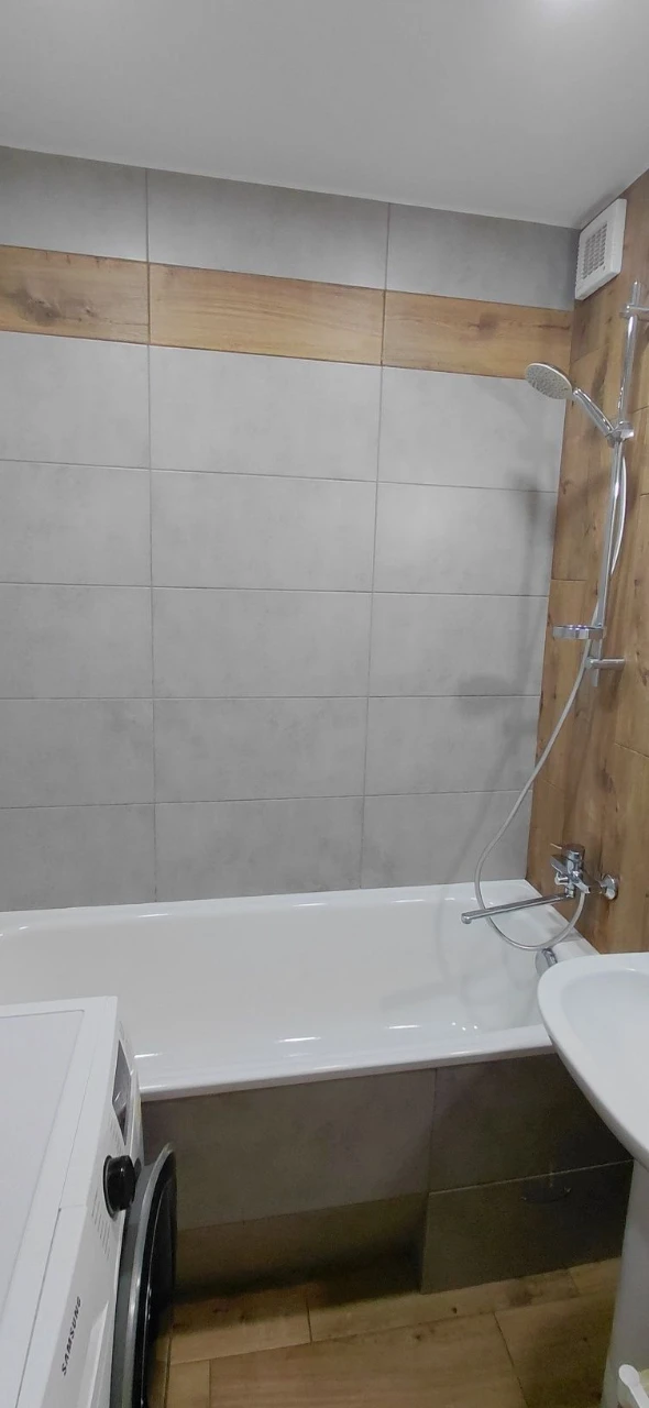 Sale of a 3-room apartment, Ukraine, Spasivska Street (Spaska), 5/5, apartment in OSBB, roof in perfect condition, between panel seams made. Apartment for sale with a modern renovation in 2022. Floor-to-ceiling windows, 2 balconies, pipes, copper wiring (voltage stabilizers), suspended ceiling, vinyl flooring throughout the apartment, bathroom, kitchen with tile, underfloor heating, bathroom, toilet. New owners will remain furniture, appliances (induction hob, oven, refrigerator, washing machine, 100 liter boiler, air conditioner). Documents ready for sale, apartment without debts or problems. Working under the "RECOVERY" program. Apartment for sale in an area with developed infrastructure. Nearby: 2-ATB, shopping complex "Prospect", VARUS, Comfi, market "Yulienska", banks, pharmacies, clinic, 5-hospital, kindergarten, 21-school, playground, park, river, public transport stop in any direction. Additional information about public transport. Viewing at any convenient time for you. Serious buyers only, negotiable price.
