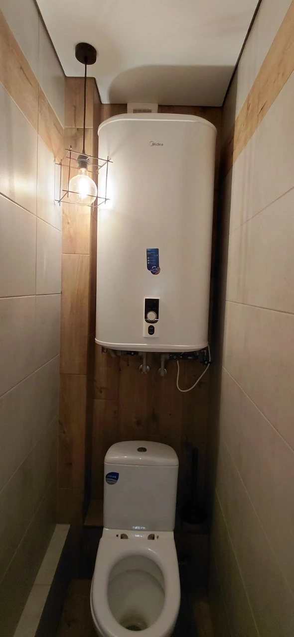 Sale of a 3-room apartment, Ukraine, Spasivska Street (Spaska), 5/5, apartment in OSBB, roof in perfect condition, between panel seams made. Apartment for sale with a modern renovation in 2022. Floor-to-ceiling windows, 2 balconies, pipes, copper wiring (voltage stabilizers), suspended ceiling, vinyl flooring throughout the apartment, bathroom, kitchen with tile, underfloor heating, bathroom, toilet. New owners will remain furniture, appliances (induction hob, oven, refrigerator, washing machine, 100 liter boiler, air conditioner). Documents ready for sale, apartment without debts or problems. Working under the "RECOVERY" program. Apartment for sale in an area with developed infrastructure. Nearby: 2-ATB, shopping complex "Prospect", VARUS, Comfi, market "Yulienska", banks, pharmacies, clinic, 5-hospital, kindergarten, 21-school, playground, park, river, public transport stop in any direction. Additional information about public transport. Viewing at any convenient time for you. Serious buyers only, negotiable price.