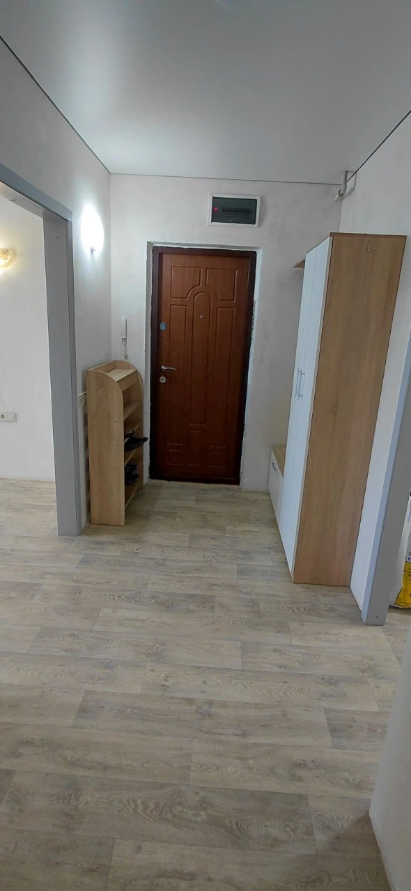 Sale of a 3-room apartment, Ukraine, Spasivska Street (Spaska), 5/5, apartment in OSBB, roof in perfect condition, between panel seams made. Apartment for sale with a modern renovation in 2022. Floor-to-ceiling windows, 2 balconies, pipes, copper wiring (voltage stabilizers), suspended ceiling, vinyl flooring throughout the apartment, bathroom, kitchen with tile, underfloor heating, bathroom, toilet. New owners will remain furniture, appliances (induction hob, oven, refrigerator, washing machine, 100 liter boiler, air conditioner). Documents ready for sale, apartment without debts or problems. Working under the "RECOVERY" program. Apartment for sale in an area with developed infrastructure. Nearby: 2-ATB, shopping complex "Prospect", VARUS, Comfi, market "Yulienska", banks, pharmacies, clinic, 5-hospital, kindergarten, 21-school, playground, park, river, public transport stop in any direction. Additional information about public transport. Viewing at any convenient time for you. Serious buyers only, negotiable price.