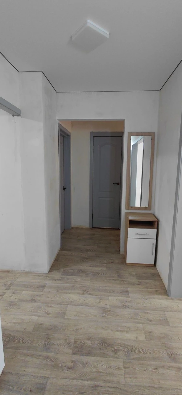 Sale of a 3-room apartment, Ukraine, Spasivska Street (Spaska), 5/5, apartment in OSBB, roof in perfect condition, between panel seams made. Apartment for sale with a modern renovation in 2022. Floor-to-ceiling windows, 2 balconies, pipes, copper wiring (voltage stabilizers), suspended ceiling, vinyl flooring throughout the apartment, bathroom, kitchen with tile, underfloor heating, bathroom, toilet. New owners will remain furniture, appliances (induction hob, oven, refrigerator, washing machine, 100 liter boiler, air conditioner). Documents ready for sale, apartment without debts or problems. Working under the "RECOVERY" program. Apartment for sale in an area with developed infrastructure. Nearby: 2-ATB, shopping complex "Prospect", VARUS, Comfi, market "Yulienska", banks, pharmacies, clinic, 5-hospital, kindergarten, 21-school, playground, park, river, public transport stop in any direction. Additional information about public transport. Viewing at any convenient time for you. Serious buyers only, negotiable price.
