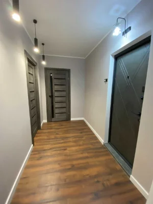 Продается 2-комнатная квартира с гардеробной в подъезде