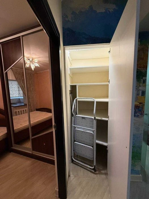 State programs 4-room apartment on the 4th floor. B. Fontana.