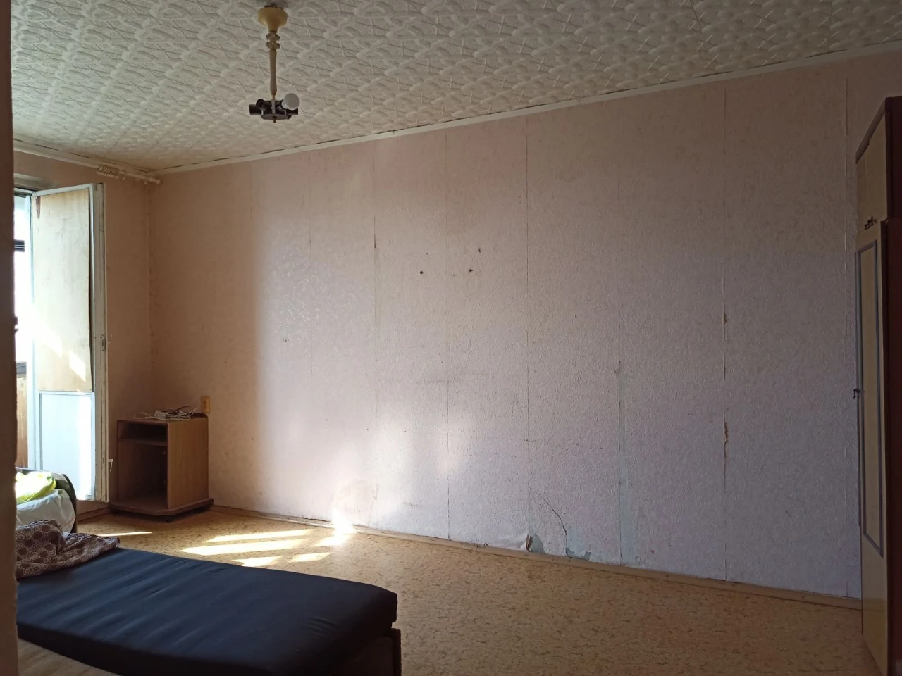 One-bedroom apartment on Solnechnom, 14th floor, for renovation.