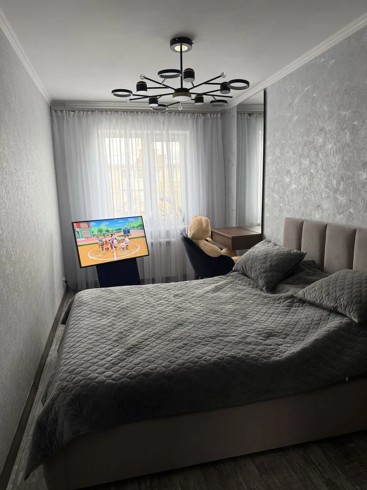 For sale, a 3-room apartment with a cellar in the courtyard