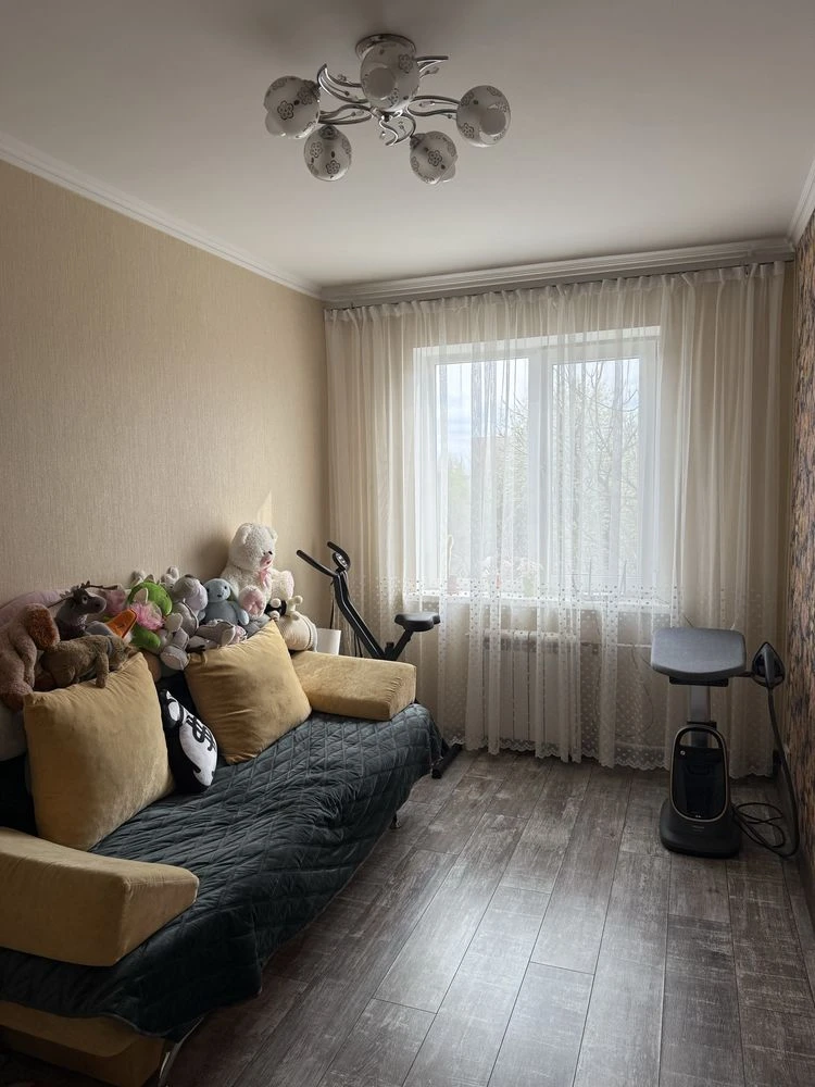For sale, a 3-room apartment with a cellar in the courtyard