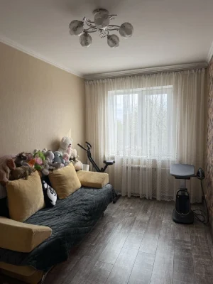 For sale, a 3-room apartment with a cellar in the courtyard