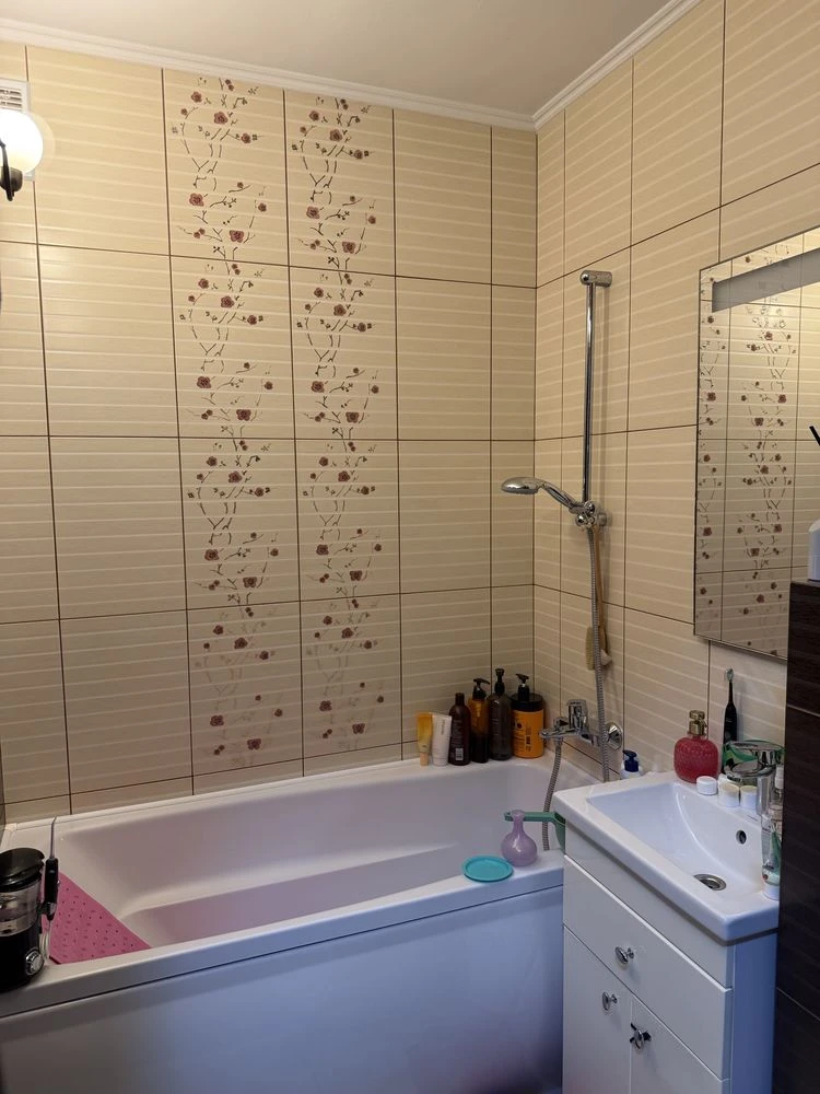For sale, a 3-room apartment with a cellar in the courtyard