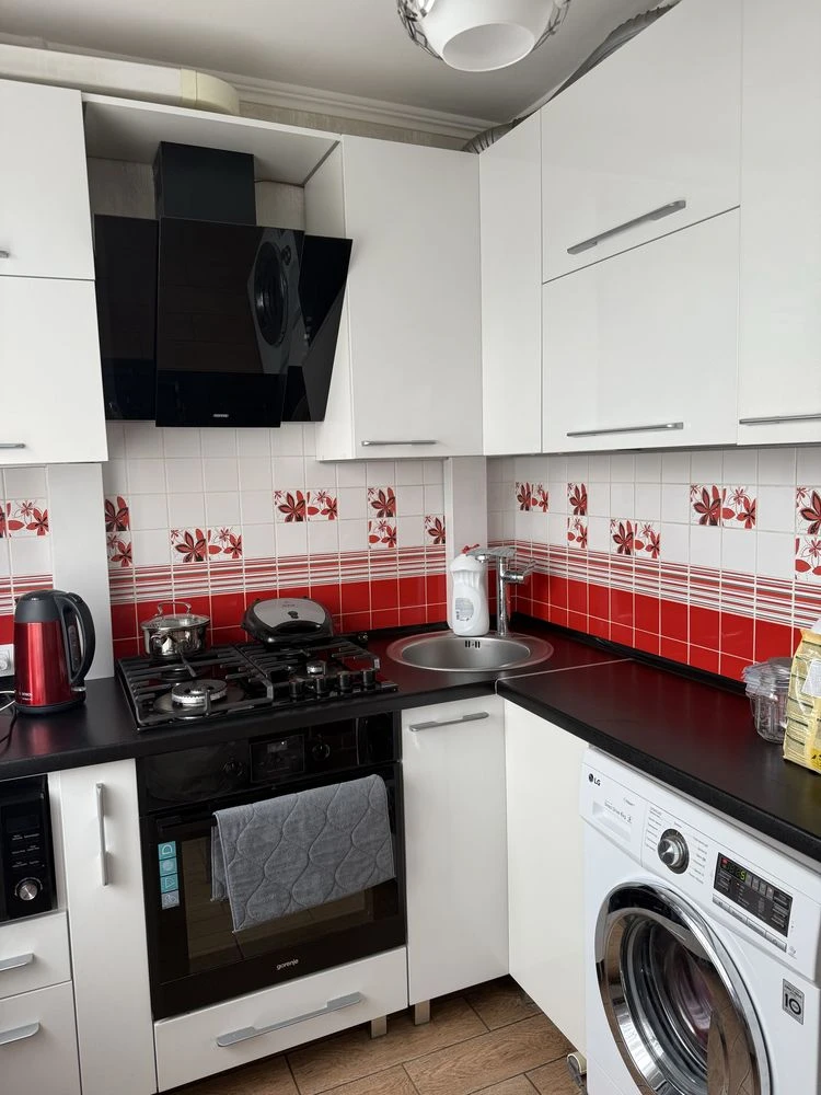 For sale, a 3-room apartment with a cellar in the courtyard
