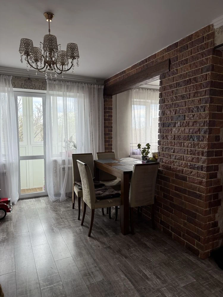 For sale, a 3-room apartment with a cellar in the courtyard