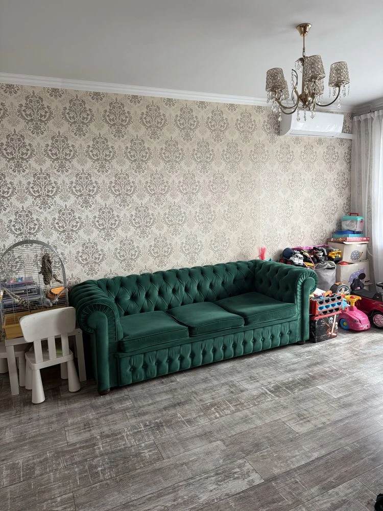 For sale, a 3-room apartment with a cellar in the courtyard