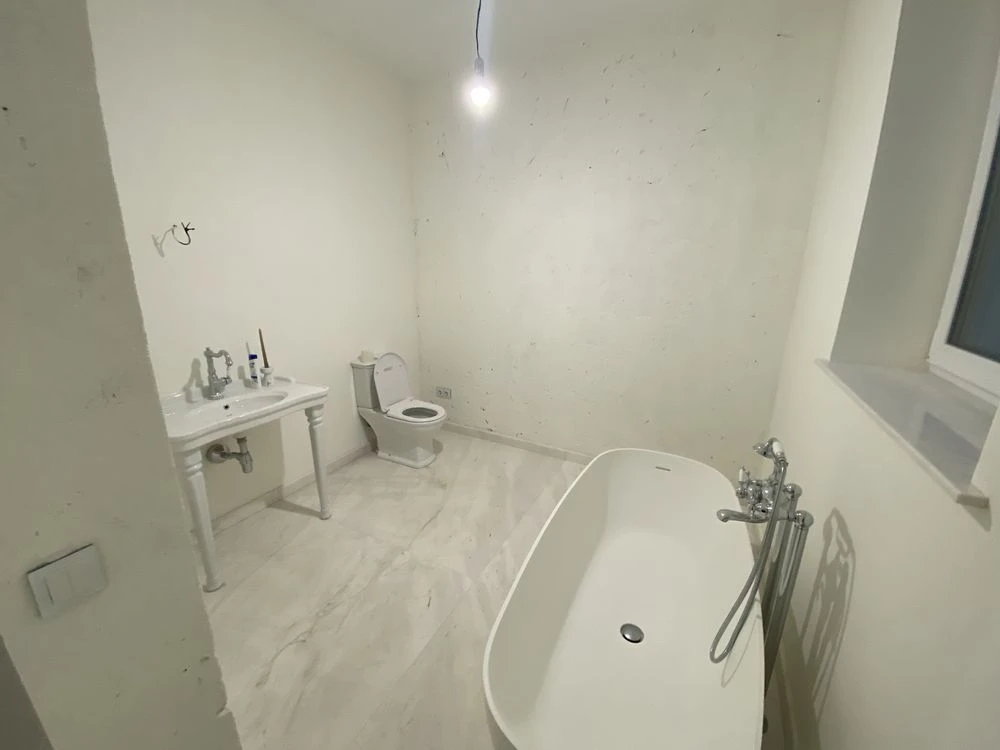 Продам квартиру з ремонтом, біля річки, 110,4 м.кв, поряд з