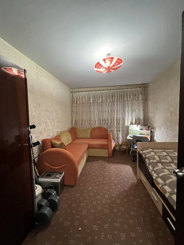 For sale: 3-room apartment at 5 Tupoleva Street.