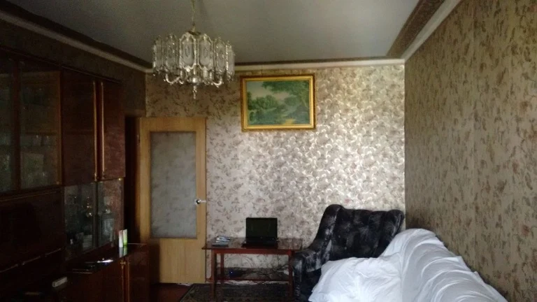 For sale is a 3-room apartment on Artem, Balakina (Pavla Glazo)
