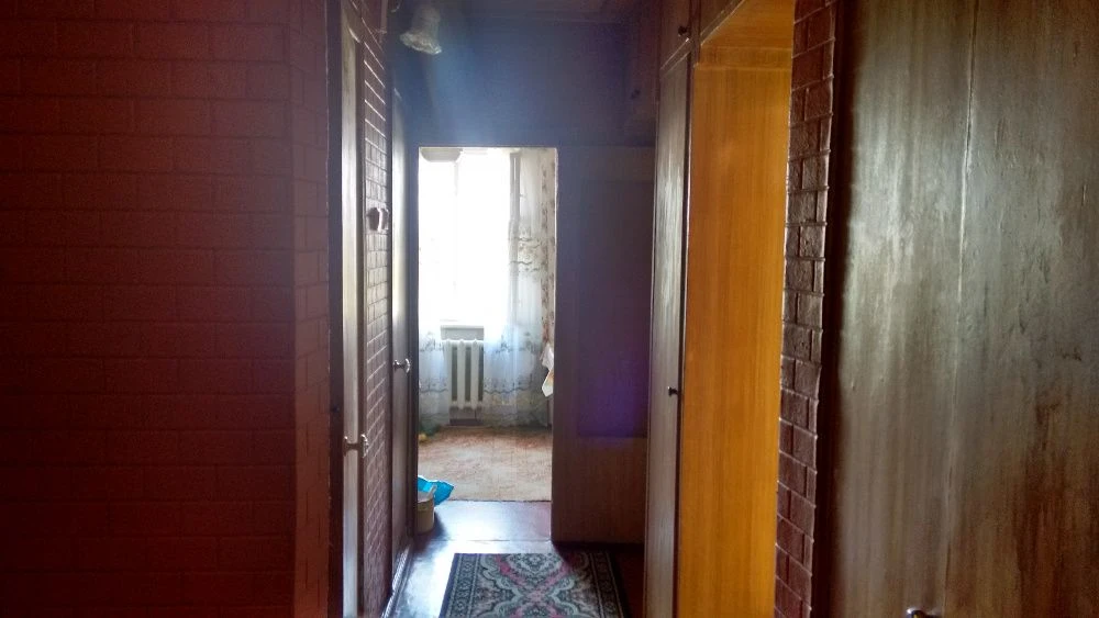 For sale is a 3-room apartment on Artem, Balakina (Pavla Glazo)