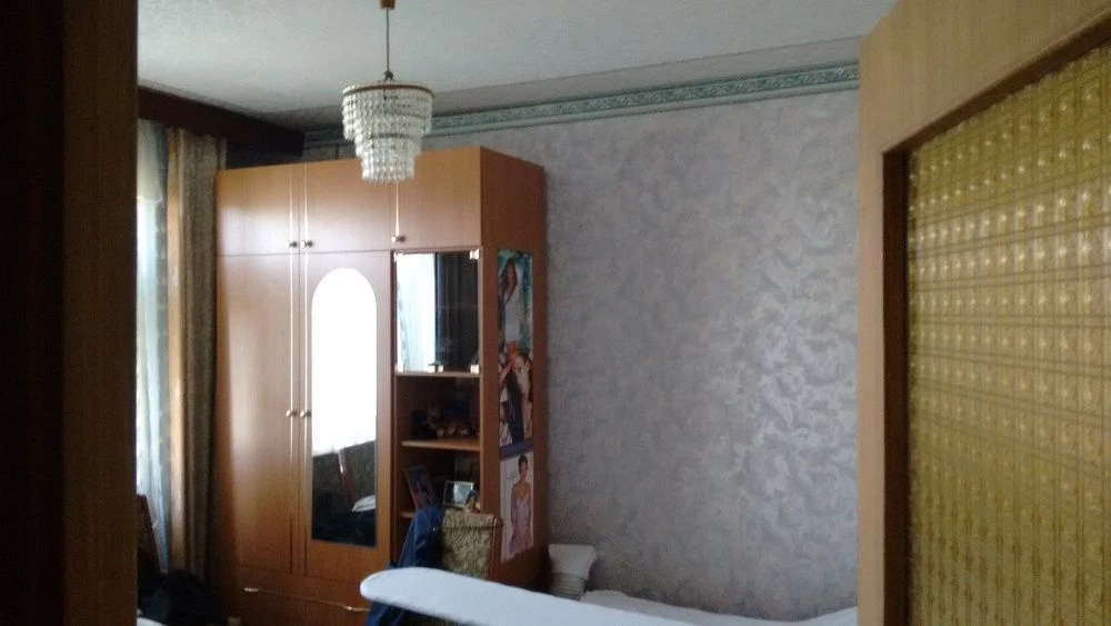For sale is a 3-room apartment on Artem, Balakina (Pavla Glazo)