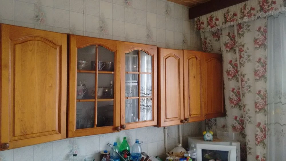 For sale is a 3-room apartment on Artem, Balakina (Pavla Glazo)