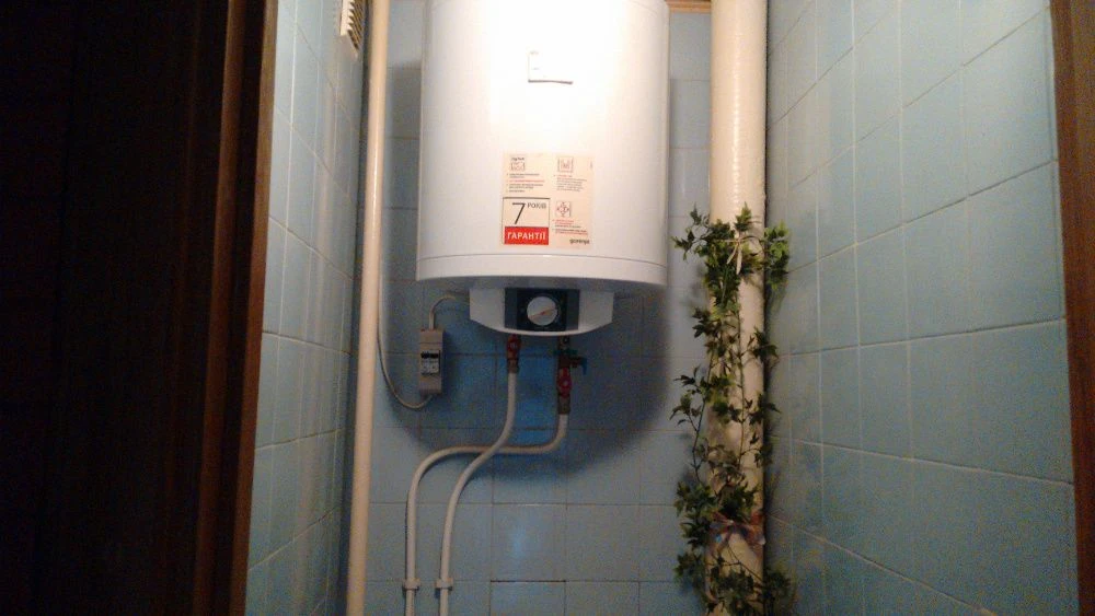 For sale is a 3-room apartment on Artem, Balakina (Pavla Glazo)