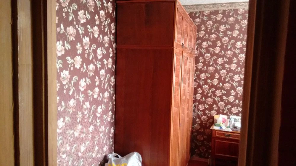 For sale is a 3-room apartment on Artem, Balakina (Pavla Glazo)